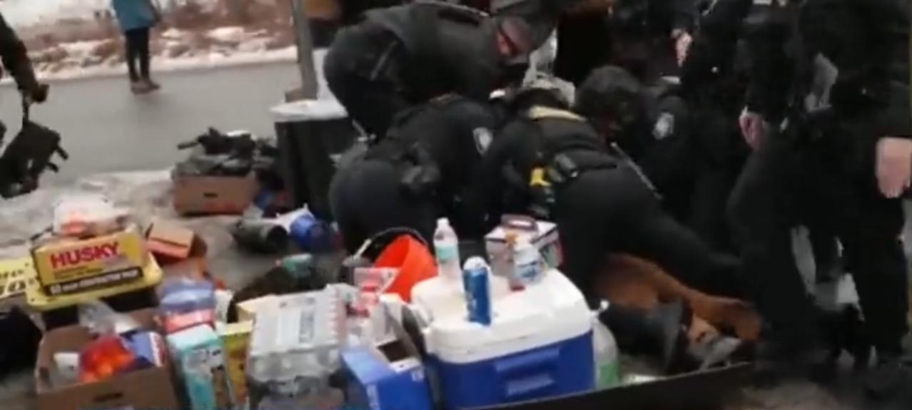 极寒天气下，美国街头爆发激烈冲突，防暴警察与示威者在催泪瓦斯的浓烟中对峙，全副武