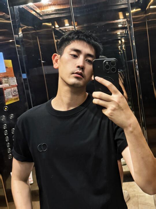 把胡子留成大人的模样