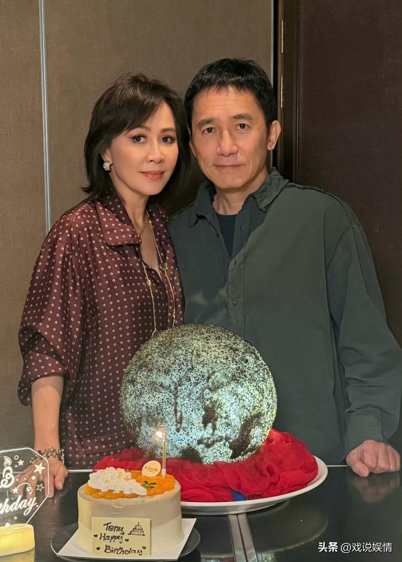 梁朝伟生日，刘嘉玲晒合照告白！
6月27日，刘嘉玲晒出为梁朝伟庆生合照，桌上精致
