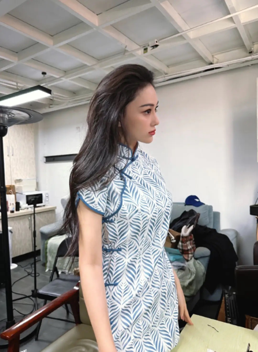 张馨予首演舞台剧，何捷公开发文支持，夸妻子美丽温婉自信好宠！ 