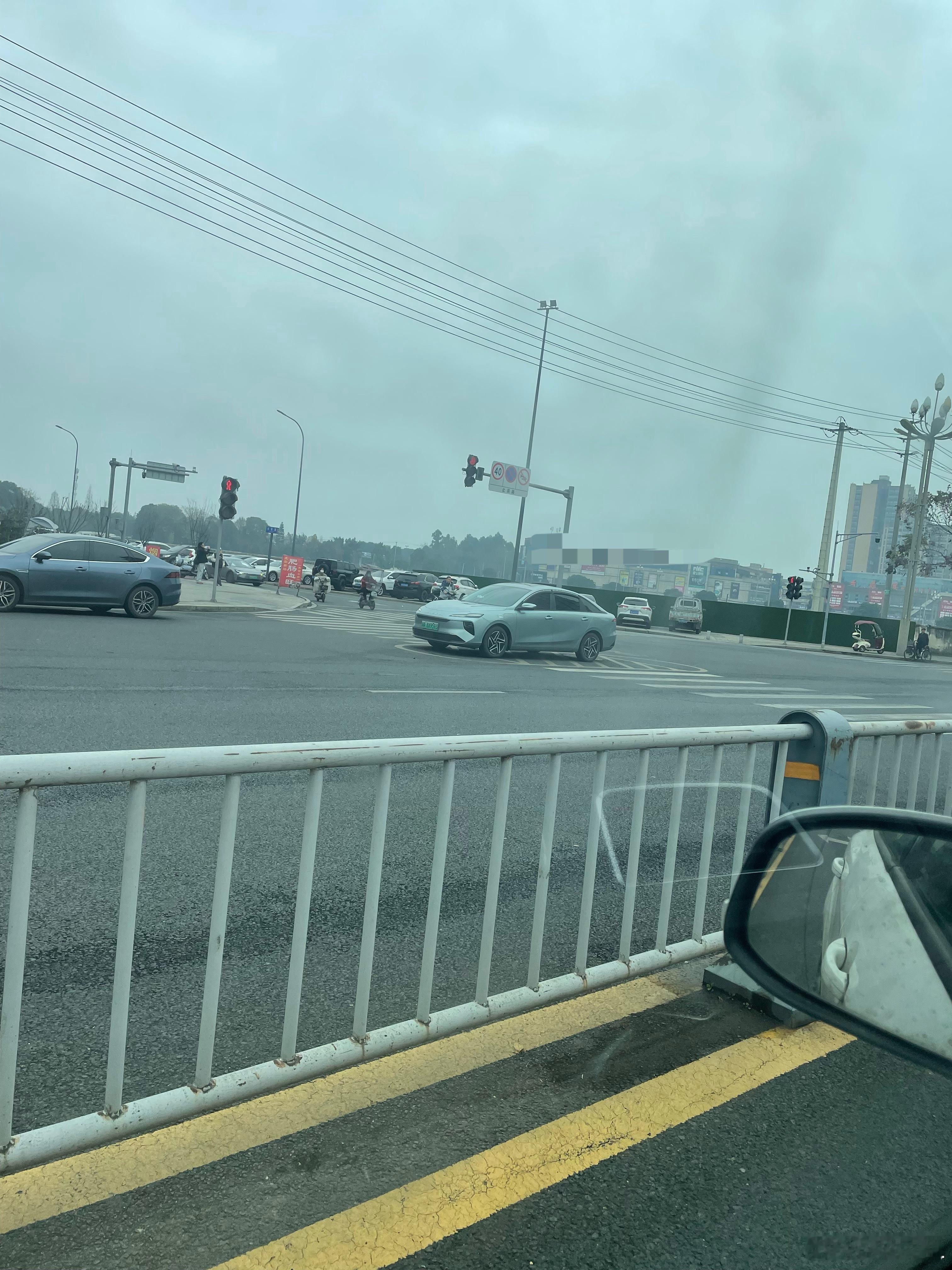 这哥们是会停车的，停的刚刚好，就在这框框里面 