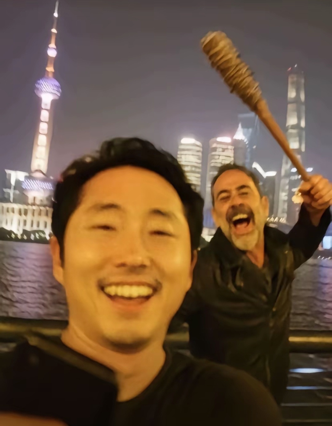 这些合影都是ChatGPT 生成的，AI 真的替人类填补了很多想象。 ​​​