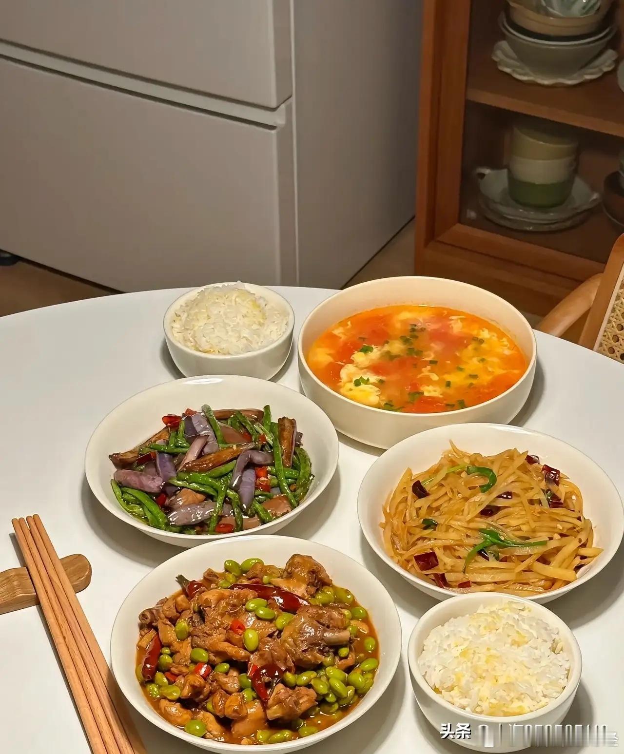 你们信吗只是接送孩子和做饭两件事就可以拴住一个人整整十几年还成了别人口中所谓的闲