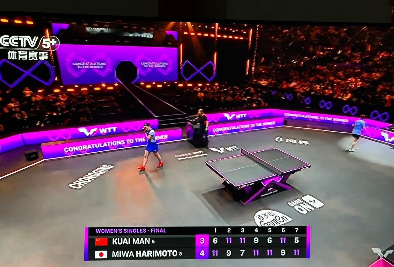 张本美和在2026年WTT 重庆冠军赛女单决赛中击败中国选手蒯曼获得冠军笑到了最