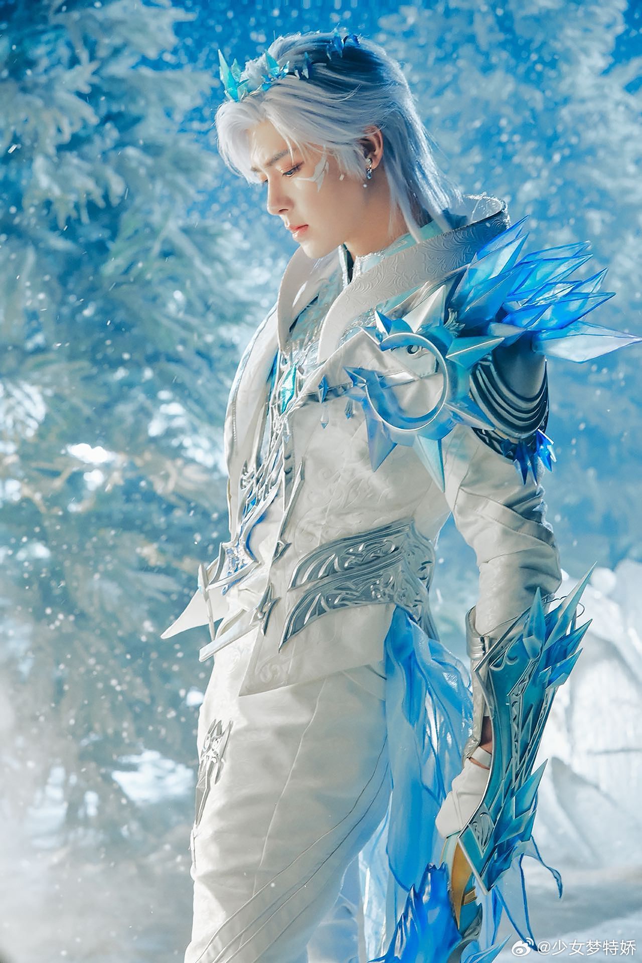 银发造型真的太适合他了。没有浮夸反而是扑面而来的大片感，而是真的有质感的那种银，