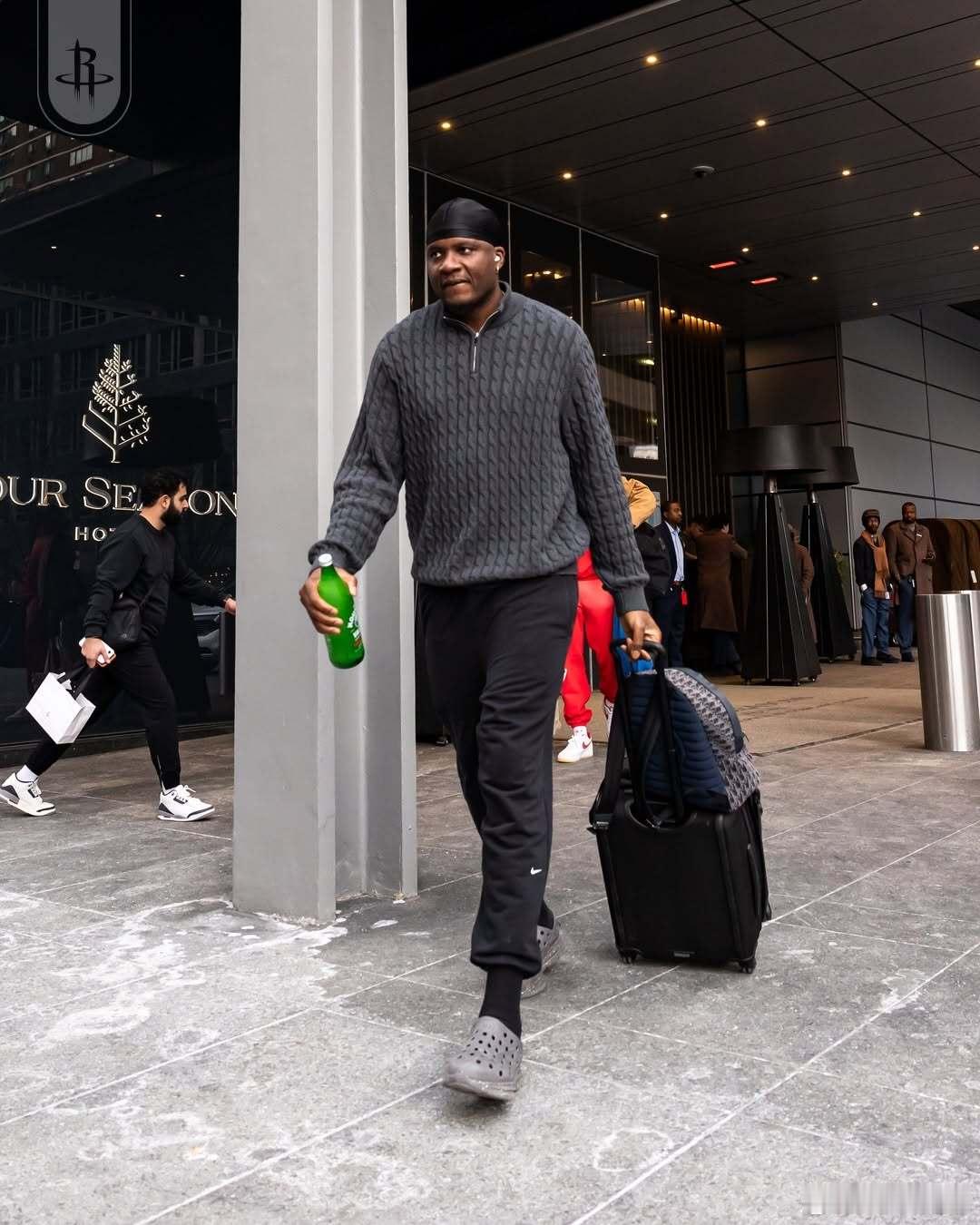 男模酒店出发去球馆，泰特JD大红大紫休斯顿火箭火箭vs76人