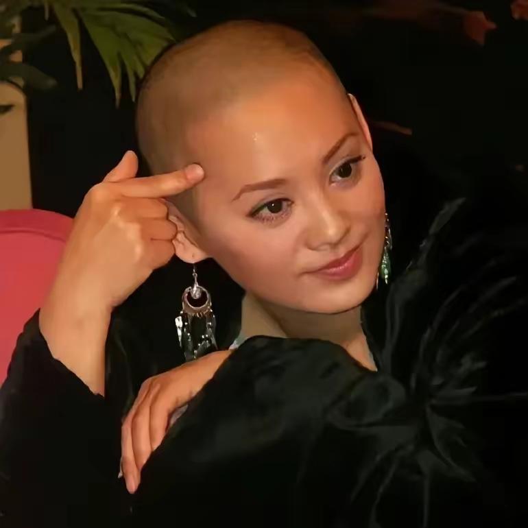 挺漂亮一演员，
剃了光头挺需要勇气的
关键是剃了没变丑，感觉还挺个性的