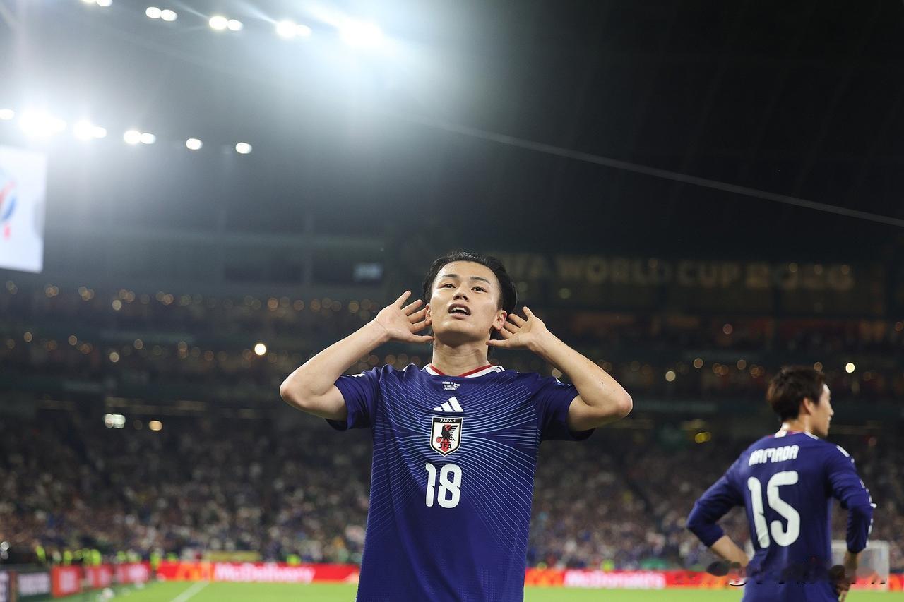 中国与日本同日同步出现在世界杯的舞台上，日本男足半场2：0领先突尼斯，而中国出现