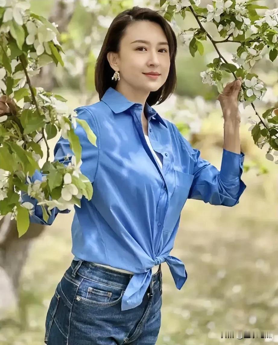 张蕾一位漂亮的女主持，许多人都认为她是央视最美的女主持，一颦一笑特别的迷人，她的