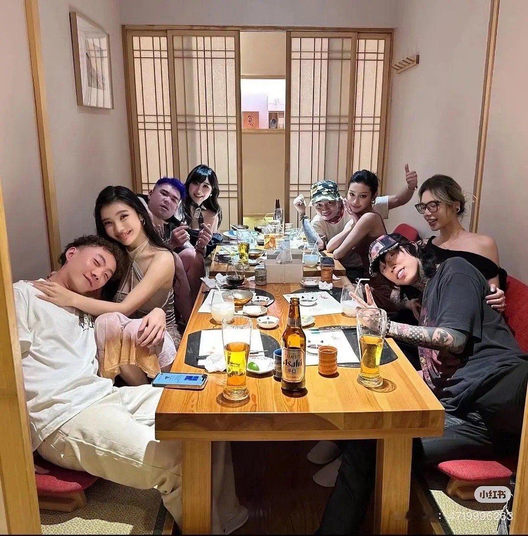 怪不得都想当rapper，对比好惨烈[汗] ​​​