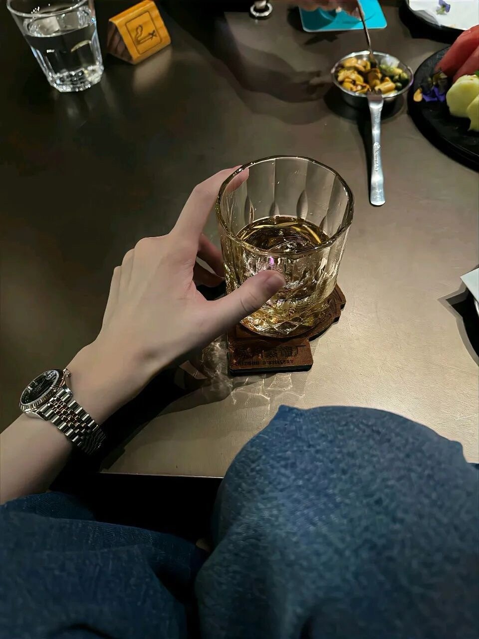 起得比鸡早，睡得比狗晚，吃得比猪糙，干得比牛多。 