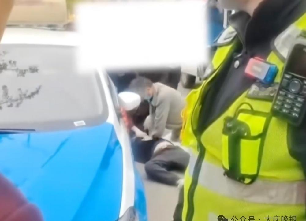 【乘客少付2块钱，的哥“被气死”？ 】
10月30日，四川资阳市安岳县，网传一名