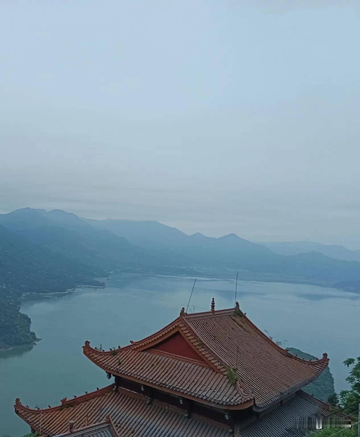 佛道双修的人，梦中会显化佛道两种缘分，生活中有感应，自己也知道！

带这种缘分的