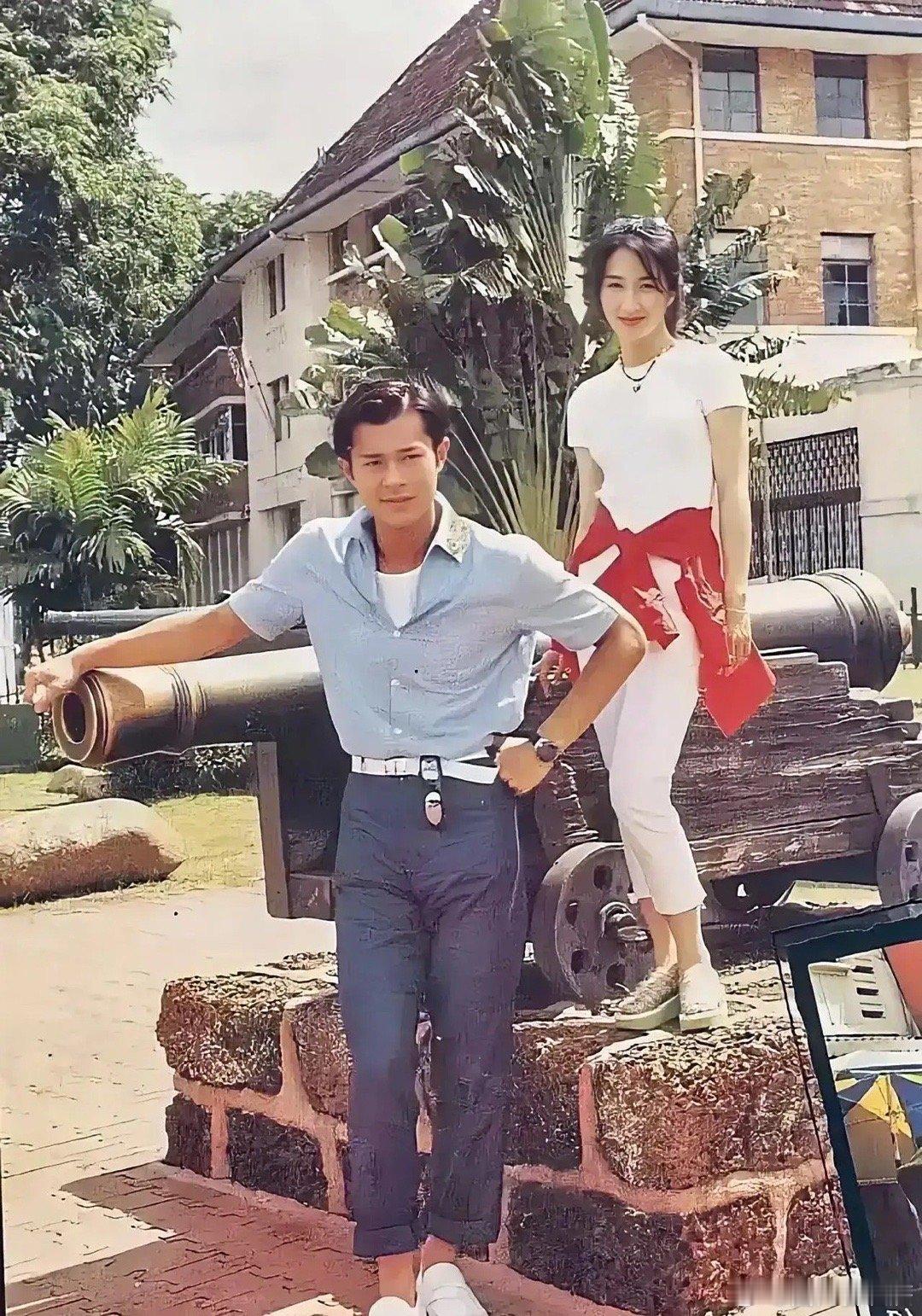 这张照片拍摄于1996年，古天乐和关咏荷年轻时在马来西亚的留影旧照，曾经的帅哥与