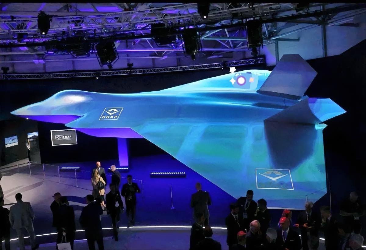 。
一边刚买了F-35，一边又找别的出路，典型的“鸡蛋不放在一个篮子”。美国把技