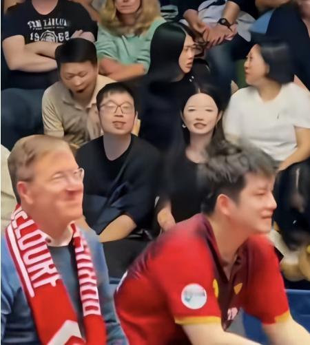 樊振东3:0拿下波兰特后，大家看到杜塞尔多夫经理的表情了吗？
笑得合不拢嘴，
还
