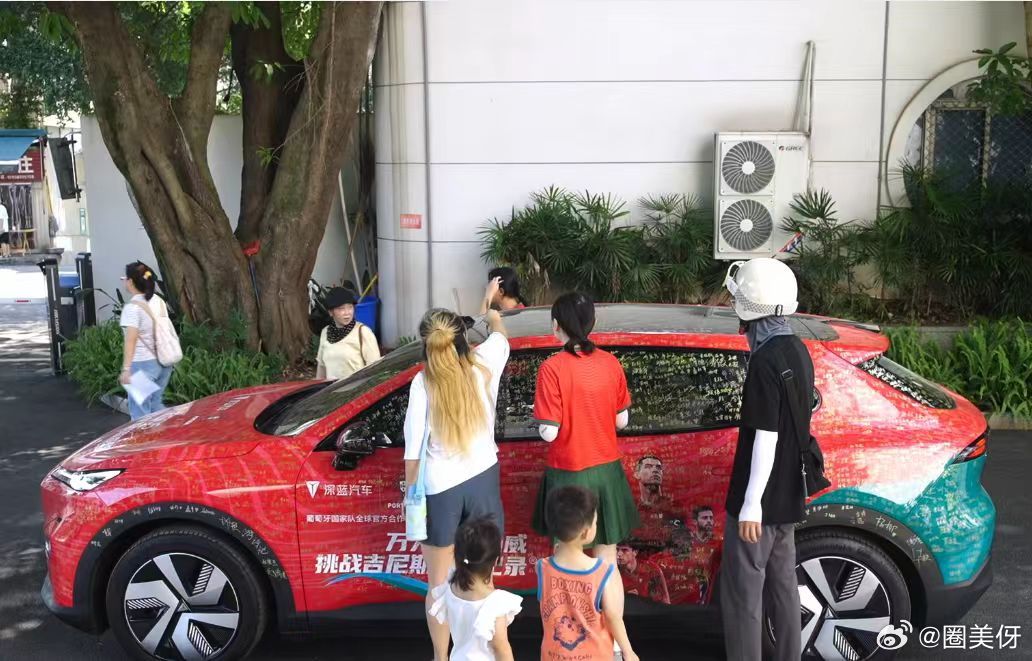 球迷助威已经nextlevel了！从重庆车展一路联动城市多个地点，无数球迷接力助