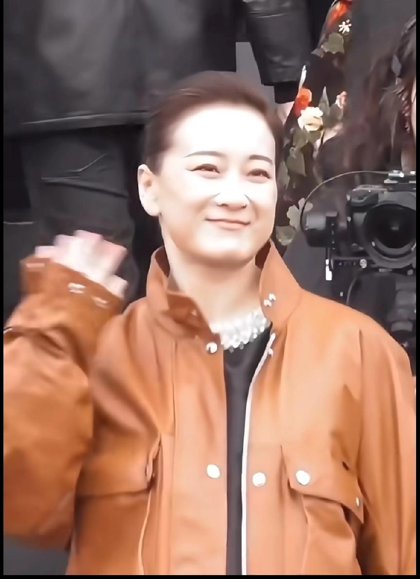 贾玲米兰时装周亮相，温柔又松弛的美谁懂啊✨
瘦下来的贾玲真的美到发光！米兰时装周