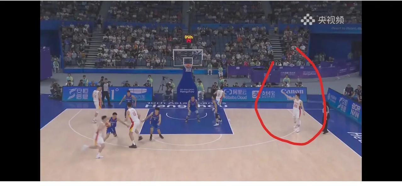 这个回合，中国队太一味的跑战术了。
明显蒙古被强侧的人员吸引，弱侧的朱俊龙处于完