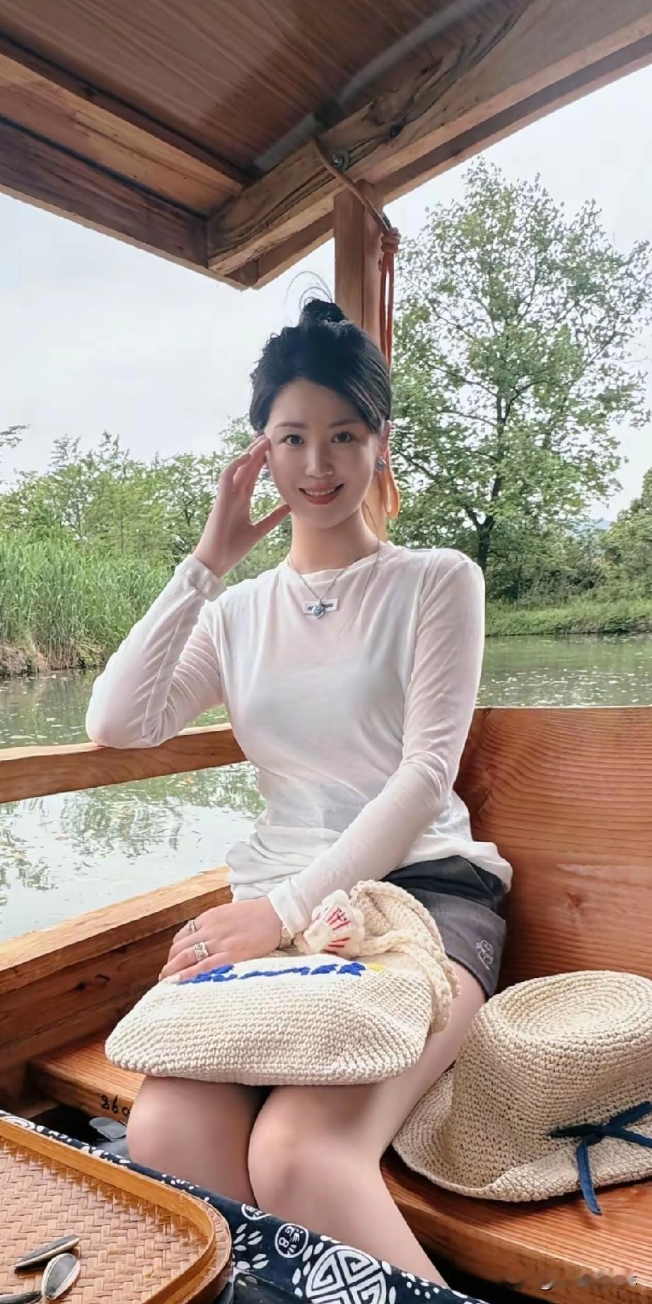 在湖边小船上享受悠闲时光，
笑容灿烂，心情愉悦！