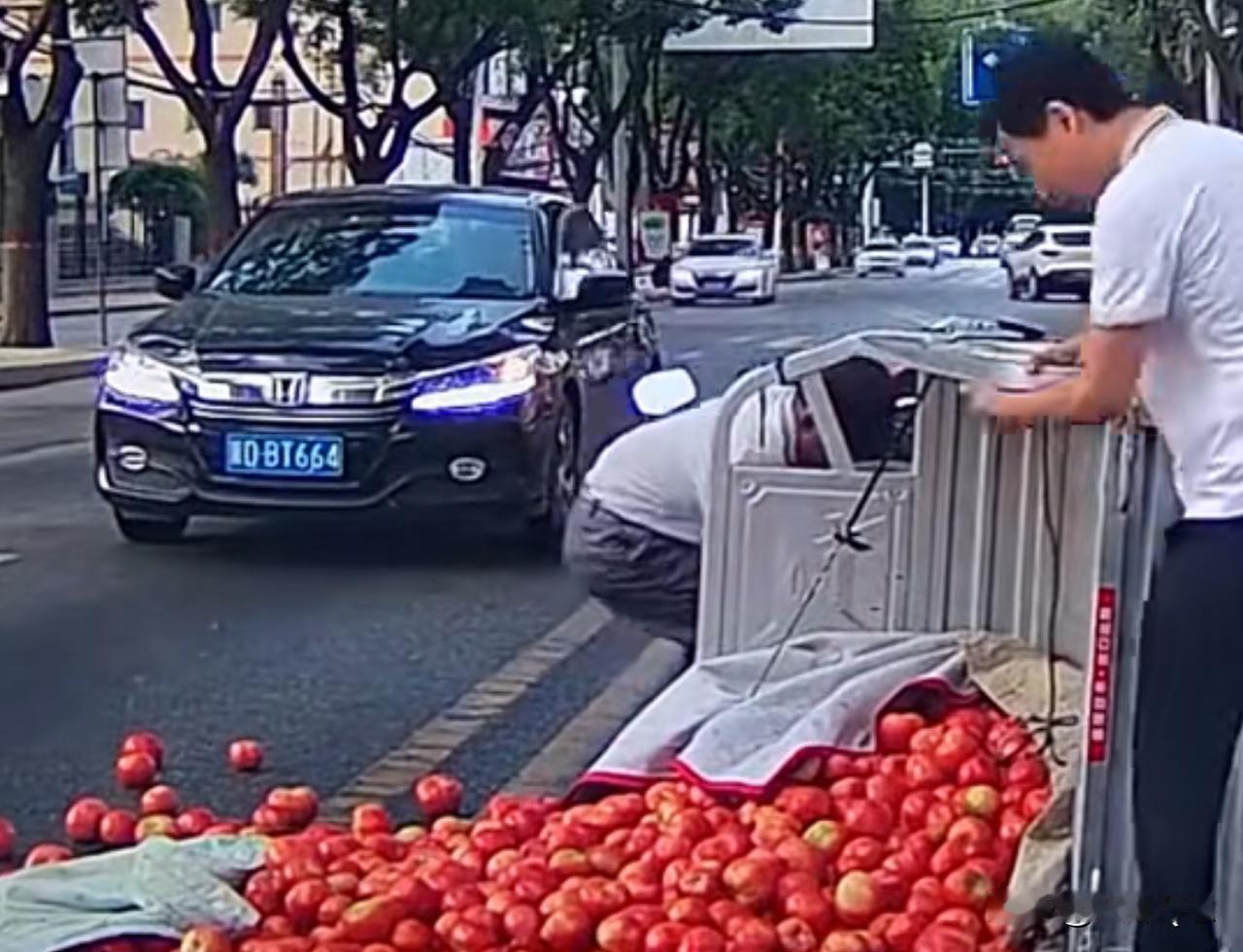 中国人的骨子里都透露着善良，
一位卖西红柿的老爷爷骑着三轮车不小心侧翻了。
尽管
