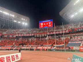 【谢场视频】泰山队4-3赢球，泽卡在主场玩“we are one”，王大雷尽力控
