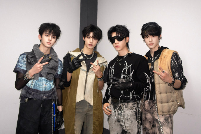 #杨和苏朱志鑫左航张峻豪合照#杨和苏朱志鑫左航张峻豪合照，4个人比了5个耶哈哈哈