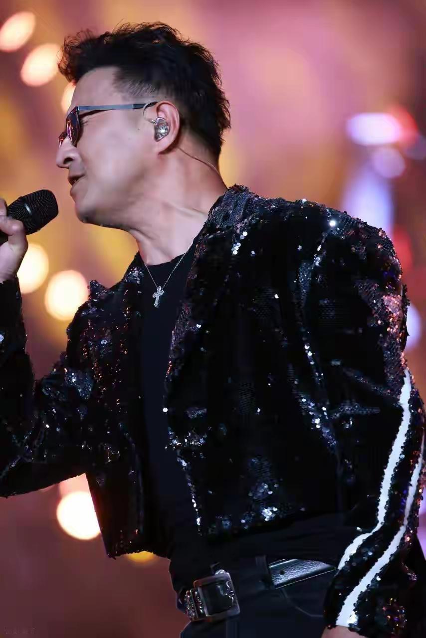 汪峰巡回演唱时唱腔走音跑调，观众会作何感想？
他年轻时全凭一股蛮力，扯着嗓子使劲