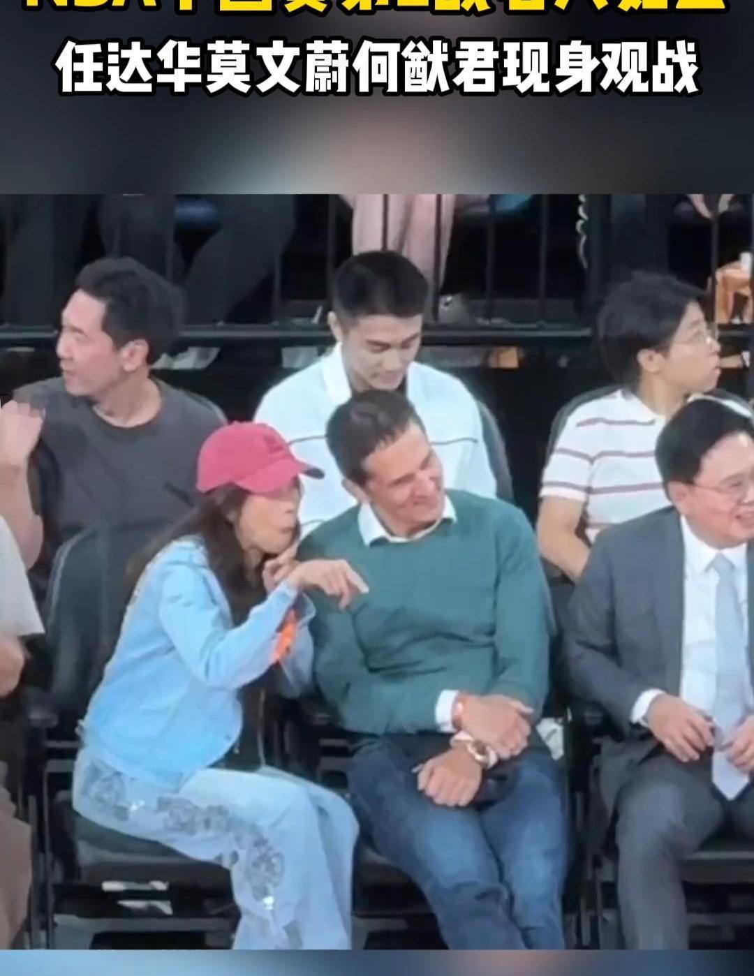 上海的夜晚，球馆外还在排队，球馆里已经嗨翻了。
莫文蔚换了件亮片裙，站在中场的聚