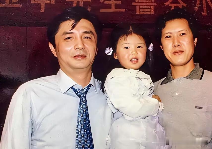 张友生和汪嘉伟年轻的时候都是帅哥啊，那个时候打球汪嘉伟留着三七开的大背头，比很多