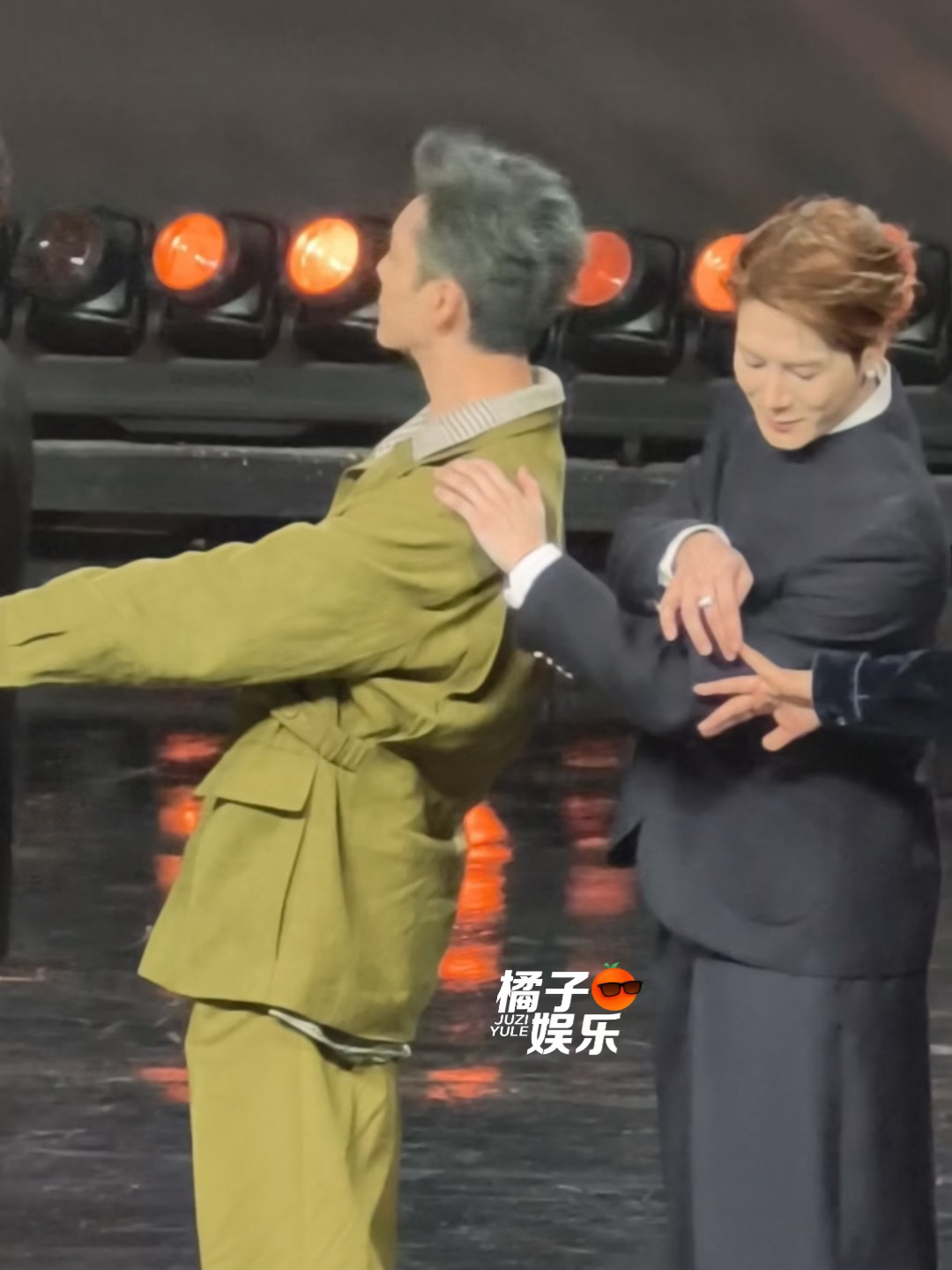 我笑得要死啊啊啊啊啊王嘉尔给吴京摆兰花指王嘉尔给吴京摆兰花指