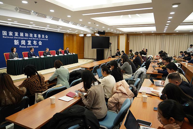 10月20日，国家发改委10月份新闻发布会，左刚一句“正在研究制定扩大内需战略实