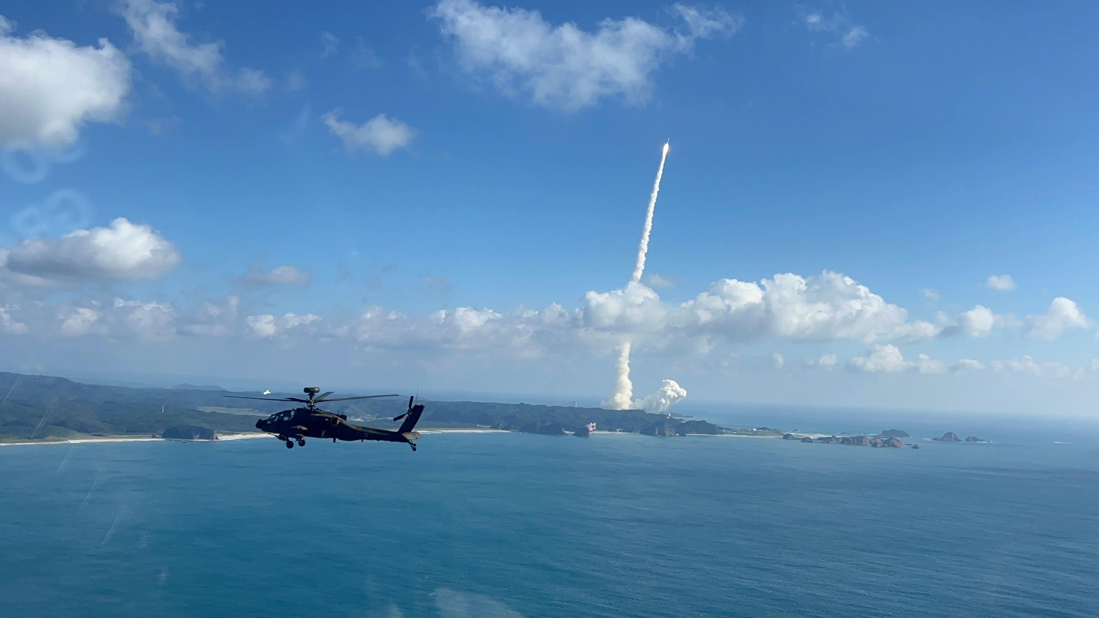 陆自阿帕奇与H3火箭合影的照片终于有清楚的版本[哆啦A梦微笑] ​​​