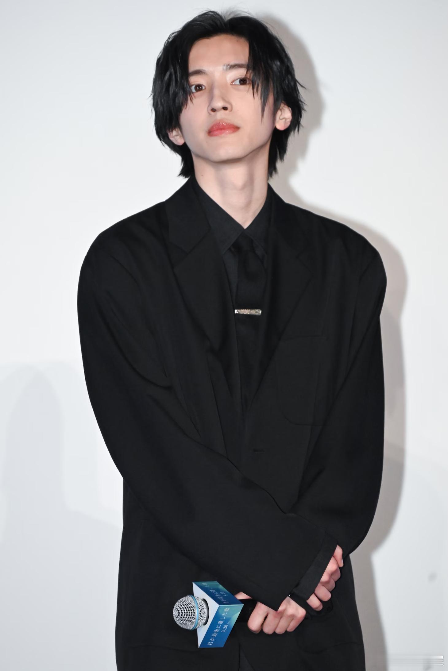 道枝駿佑生見愛瑠出席了《你最后留下的歌》的完成披露试映会。 