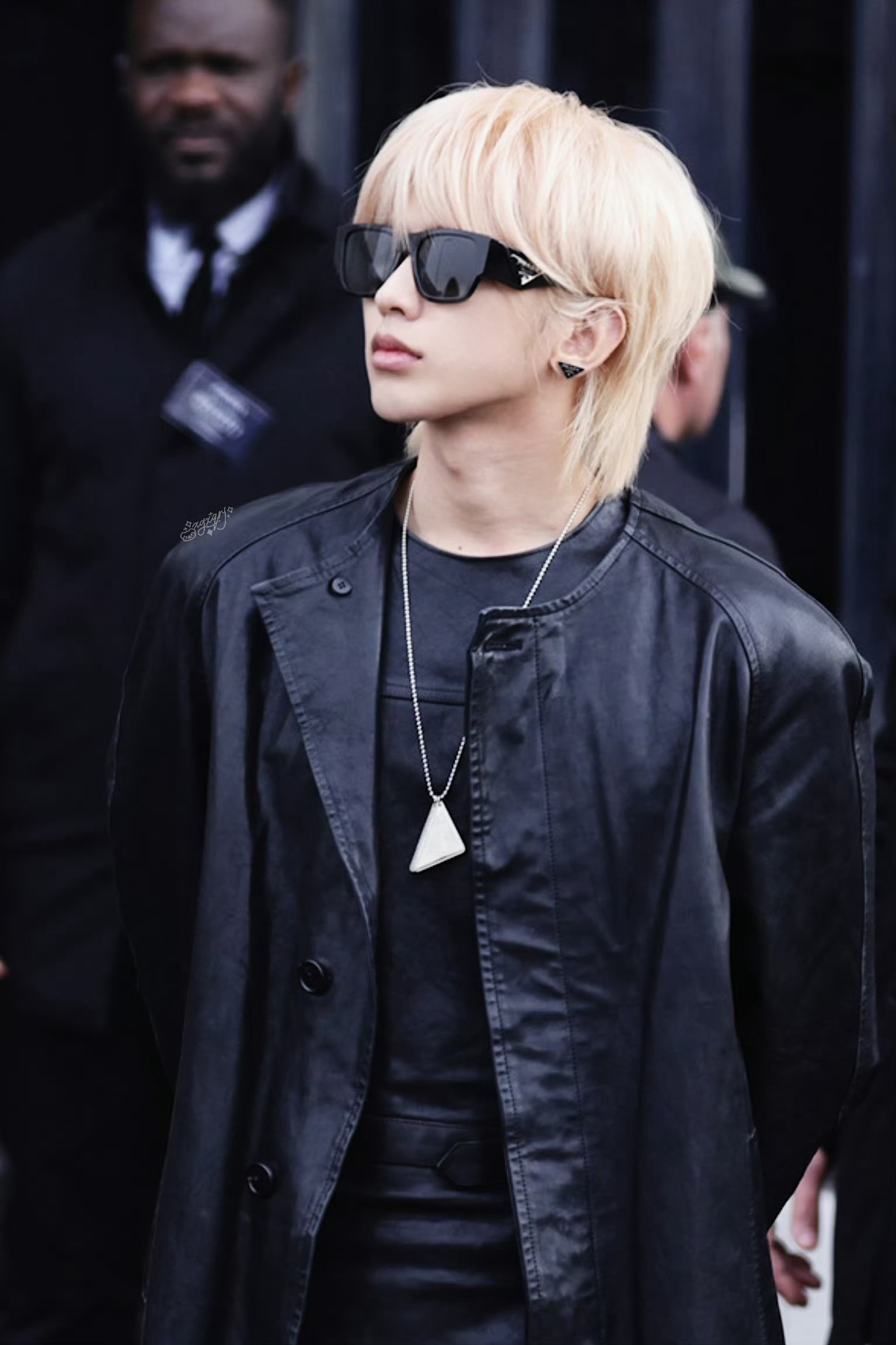 愚人节巨星路透 蔡徐坤从音乐到舞台，每一个作品都彰显极致专业与艺术追求。光芒万丈