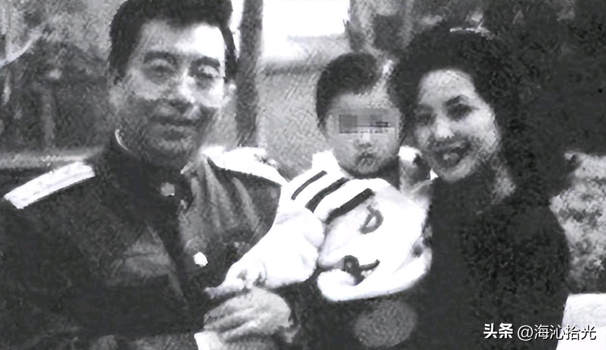 这张老照片，是早年李双江、梦鸽和年幼儿子一家三口的合影。
一身军装的李双江，当年