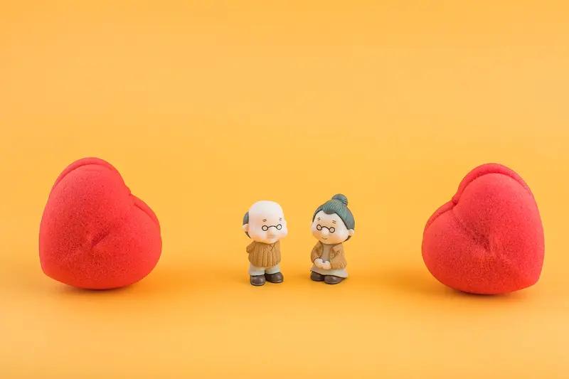 隔壁搬来八位九旬老人，张女士一家人不堪其扰如此“抱团养老”合适吗？ 12月6日重