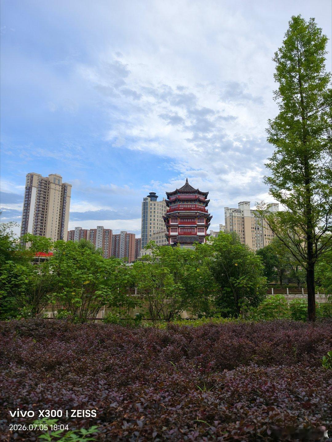 出门在外，不论别人给你热脸还是冷脸，都没关系。外面的世界，尊重的是背景、而非人本