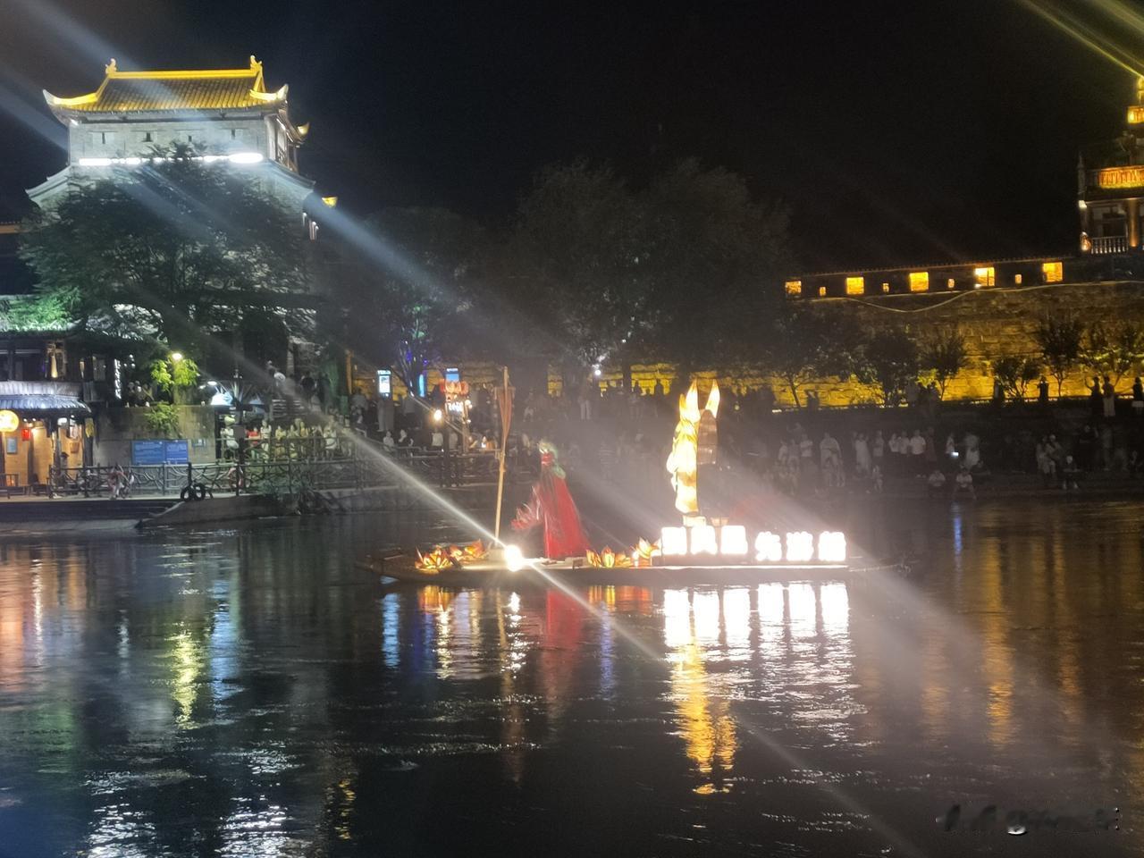 芙蓉镇夜色
夜入芙蓉雾影朦，
千灯摇落韵无穷。
玉带环山摇星汉，
请续句……
（