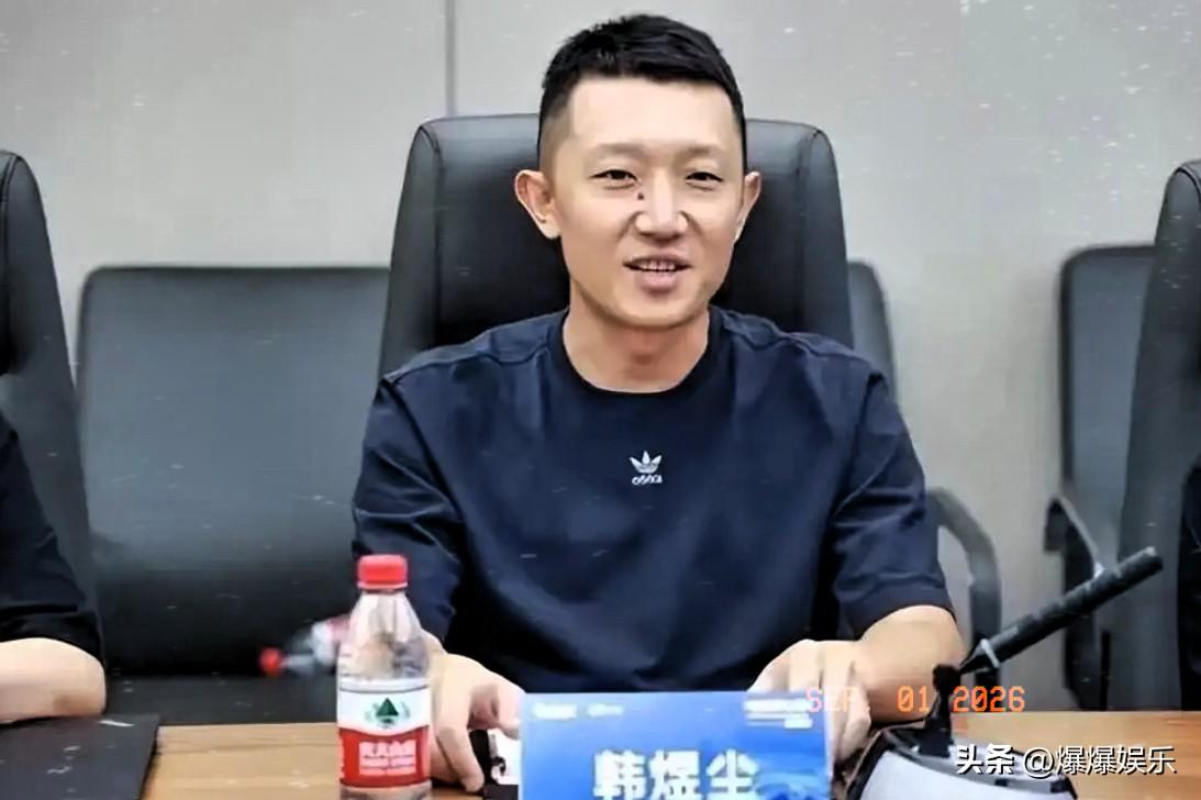 果然还是男人最懂男人，
我问我老公，
为什么韩煜尘这么资深的公关副总裁，有家庭了