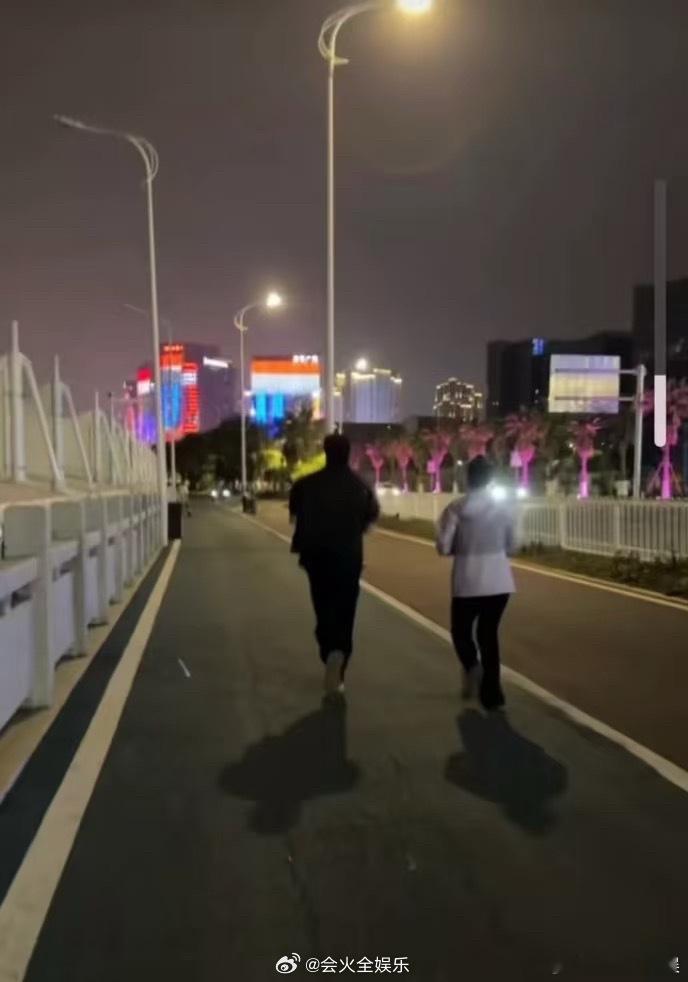 网友泉州偶遇宋威龙夜跑 原来泉州夜跑可以偶遇宋威龙（记上小本本