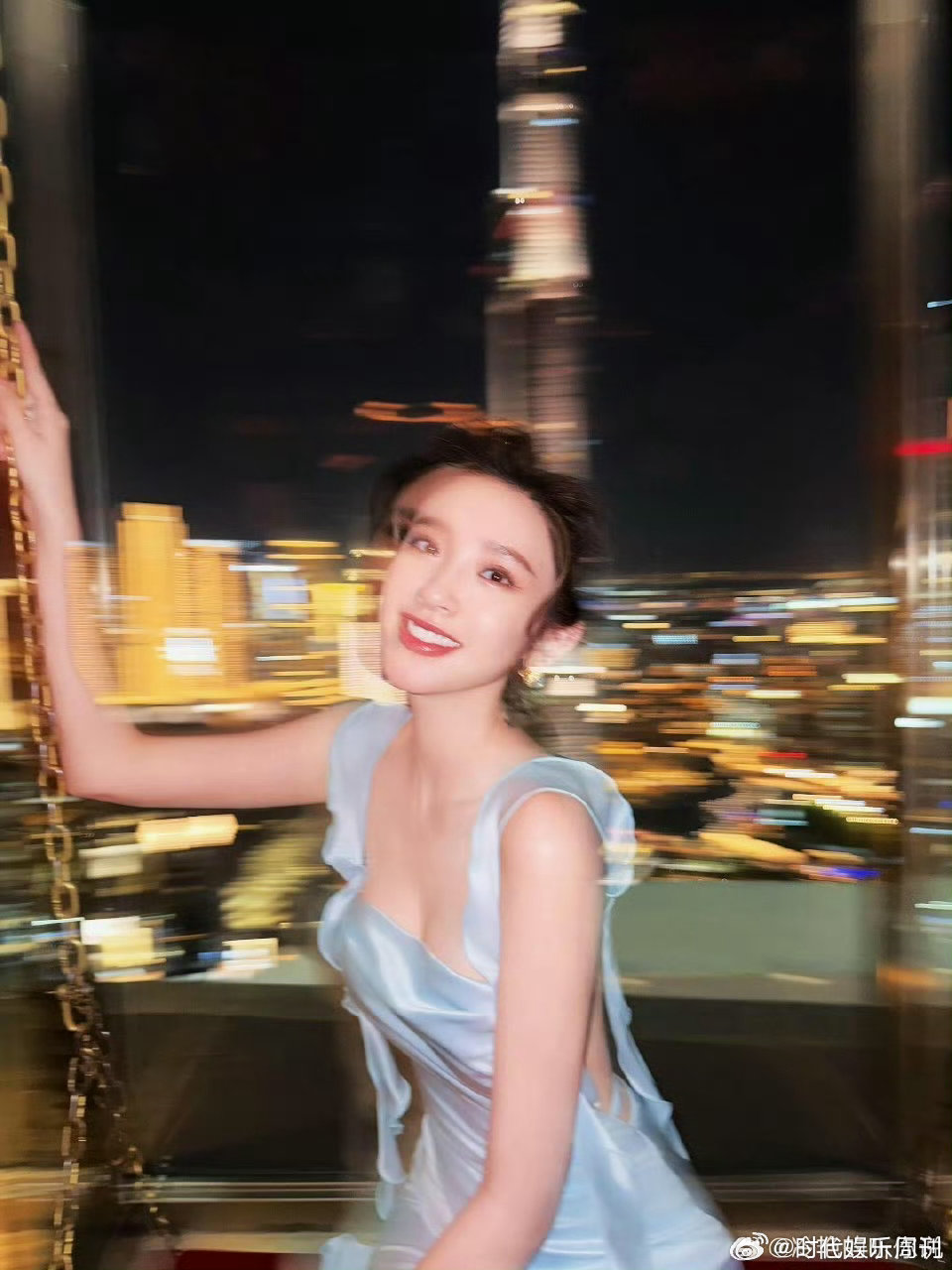 唐艺昕露背身材完美肩背线条搭配精致体态，唐艺昕把露背造型穿出独特韵味，纤瘦却不干