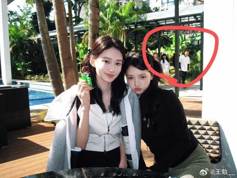 王勉在任敏夏梦合照里圈自己 任敏夏梦的双人美照，王勉在角角上画了个圈标注自己。真