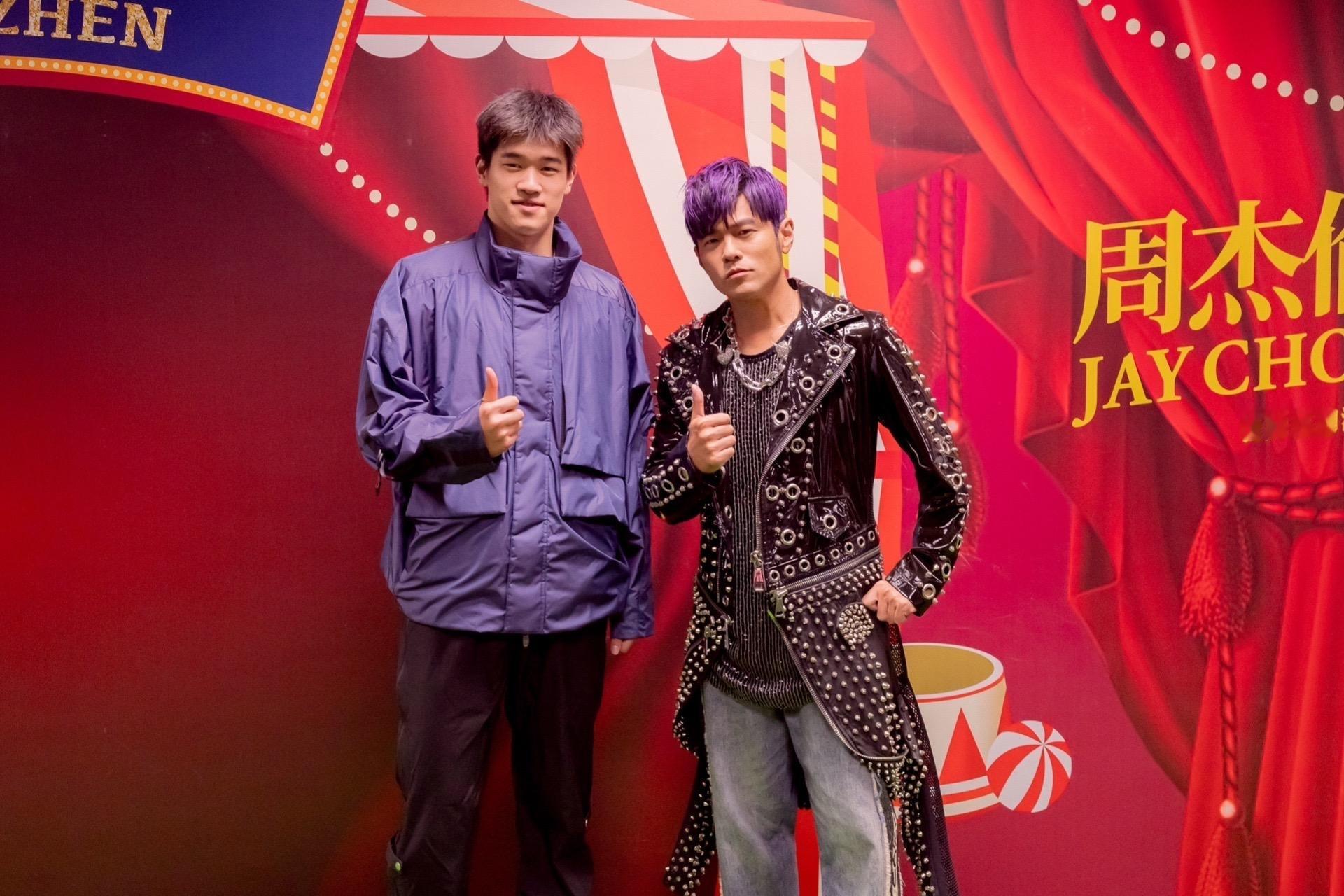 #周杰伦[超话]# 潘展乐晒出与周杰伦的合影 BGM用的是《我是如此相信》[打c