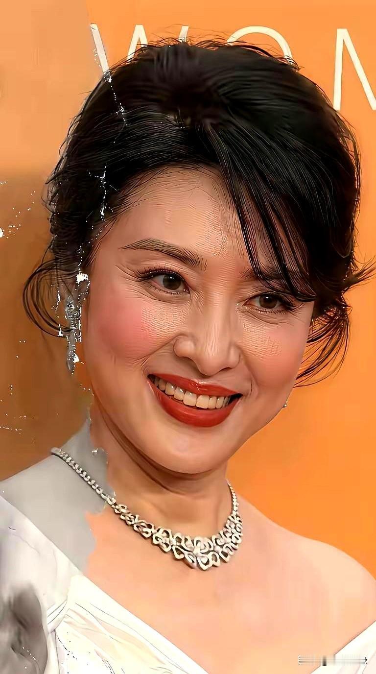 女人一旦进入下坡期，真的不是靠吃点人参燕窝就能稳住的。
你会发现，状态一变，脸上