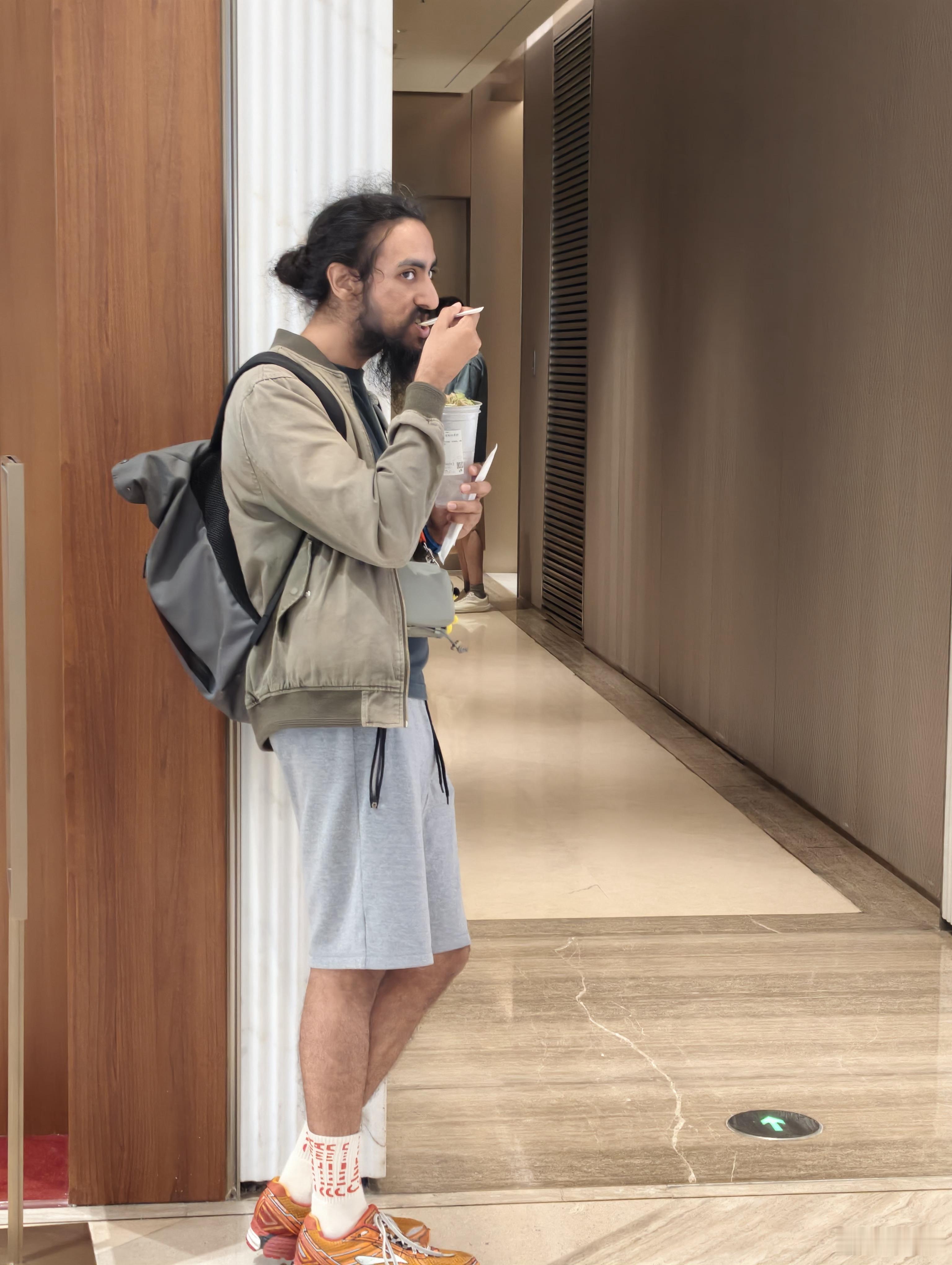 感觉像印度锡克教的小哥。他为什么来中国就不戴头巾？？不可思议的印度深圳  ​​​