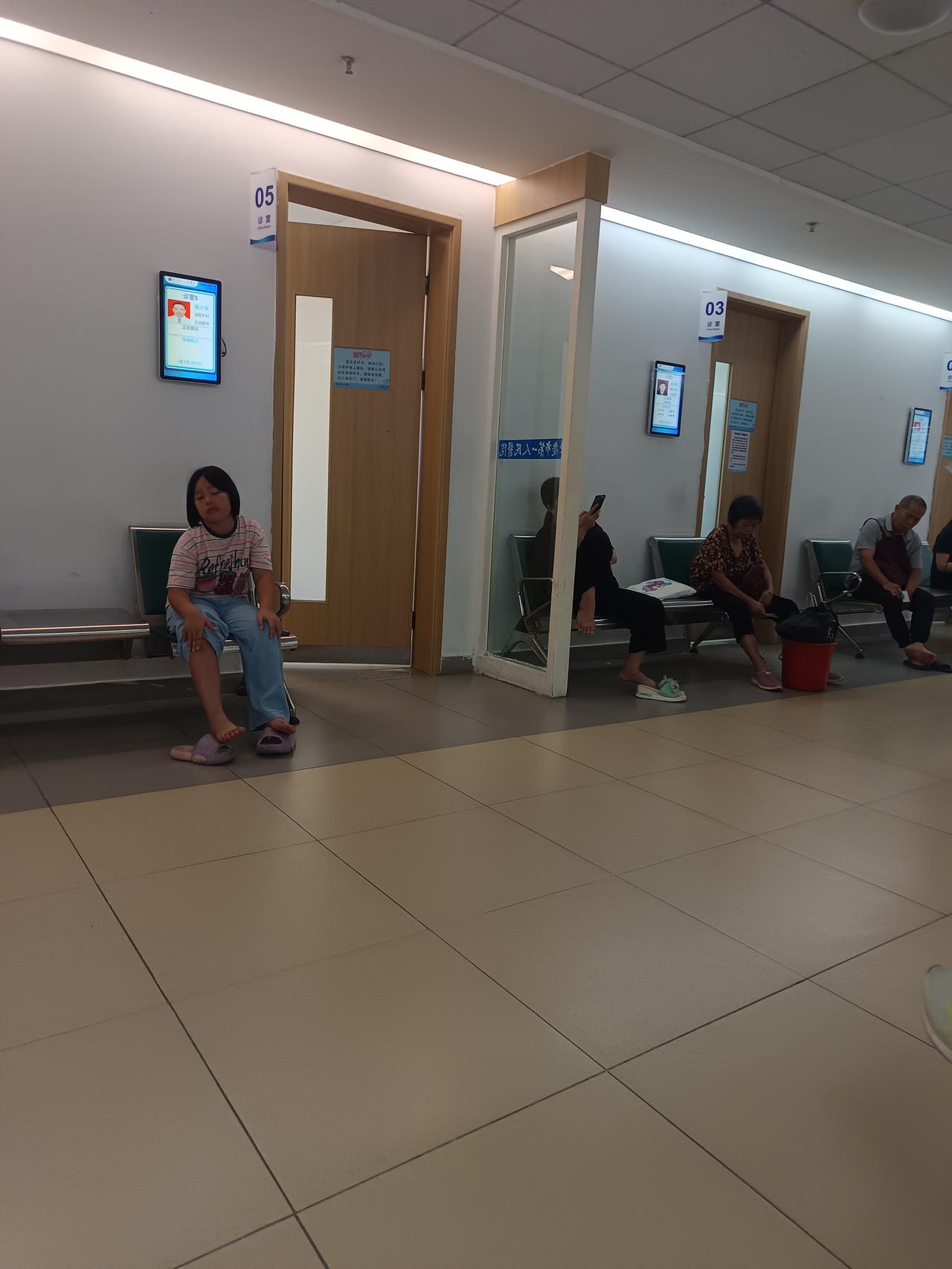 你敢相信吗？星期六竟然也还有这么多人看病，真的厉害
