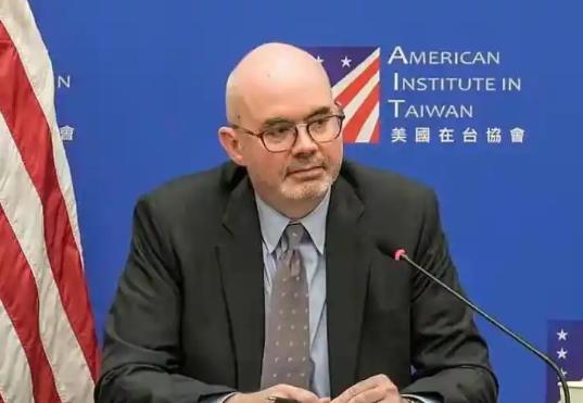 最近，美国在台协会处长谷立言说出一番让人大跌眼镜的话。他竟然声称，两岸这十年的吸