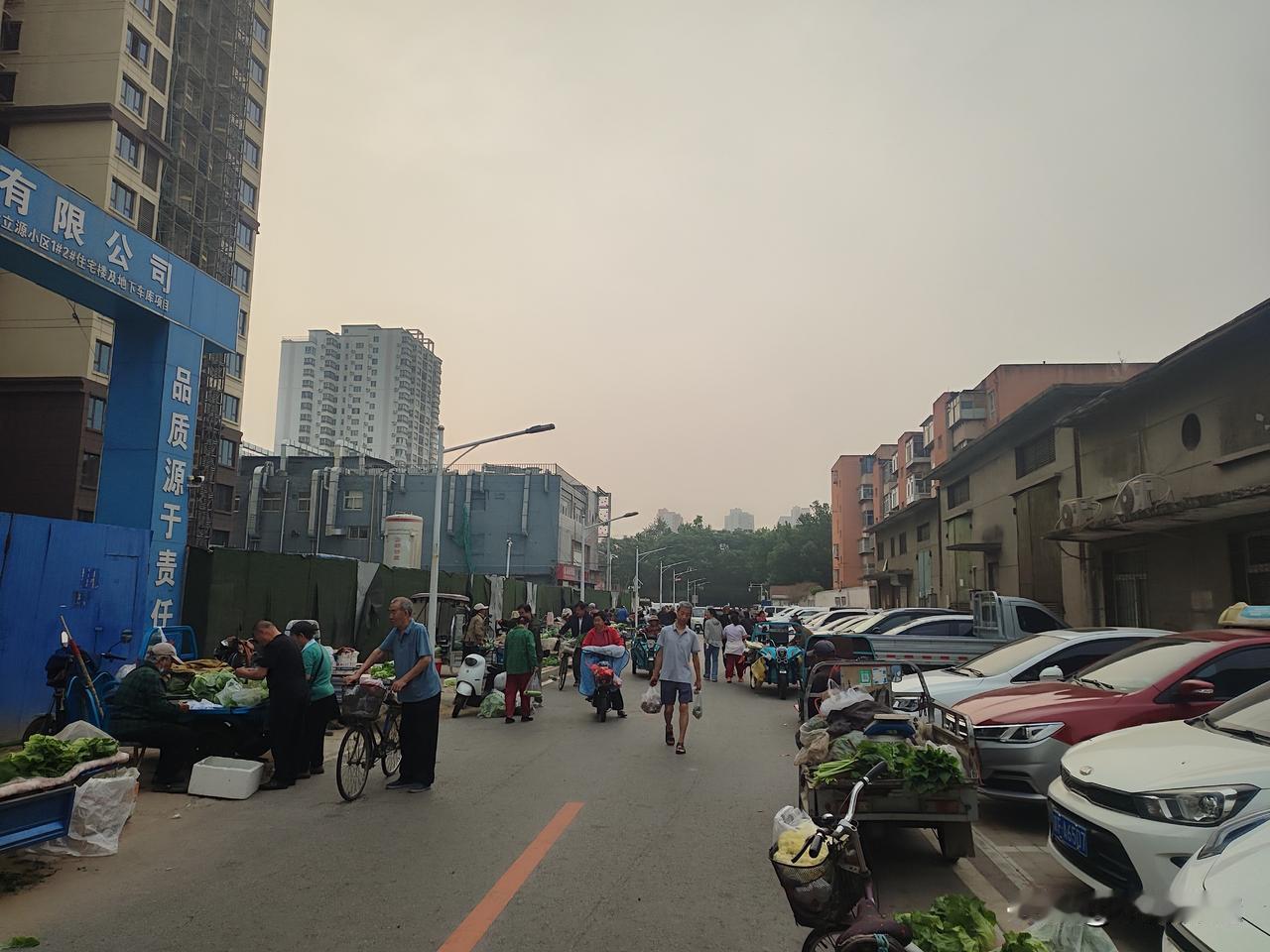 保定化纤早市烟火气回来了，真热闹热闹！
早晨五点半逛逛化纤早市，卖东西的真不少，