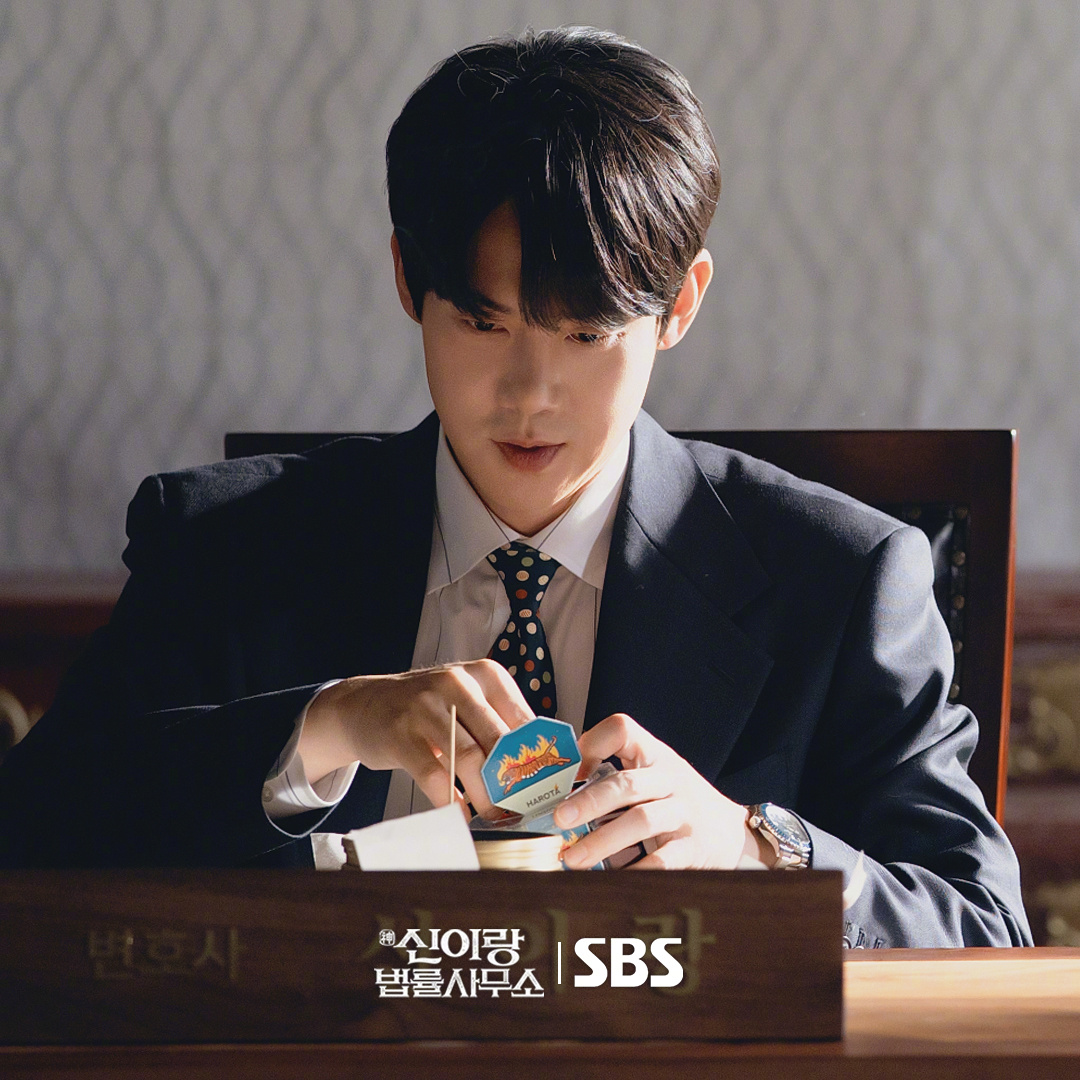 SBS新金土剧神与律师事务所 公开柳演锡 剧照。该剧讲述能看到鬼的律师申伊郎和精